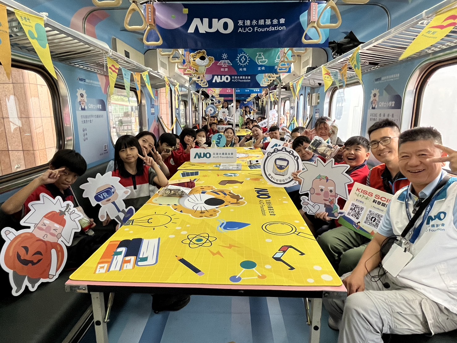 博天堂永續基金會參與「臺灣科普環島列車」，設計基礎科學車廂課程，以「淨零碳排和永續能源」為主題，讓學生透過創意實驗認識淨零知識，以及思考生活中的減碳行為
